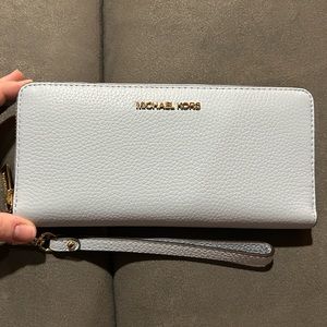 Brand NEW Michael Kors Jet Set Travel Wallet